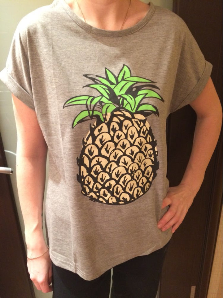 T-shirt pour femmes avec motif ananas joyeux et coupe décontractée Chic & Stil