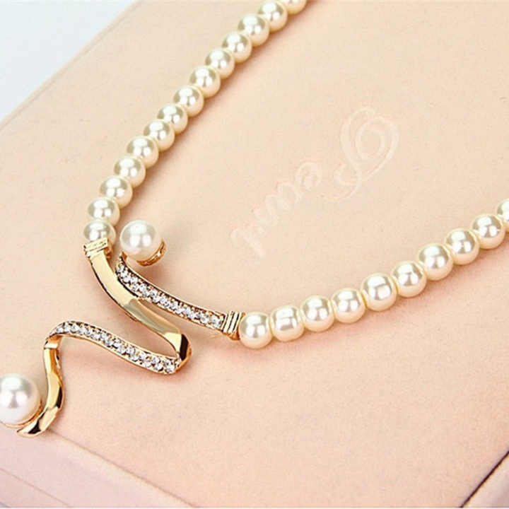 Lune London | Natürliche Perlenkette + Ohrring Satz Gold