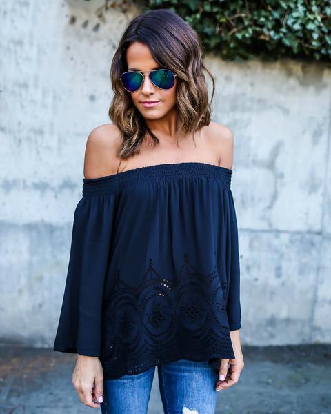 Blouse femme à épaules dénudées avec manches volumineuses et motif de crochet délicat Chic & Stil