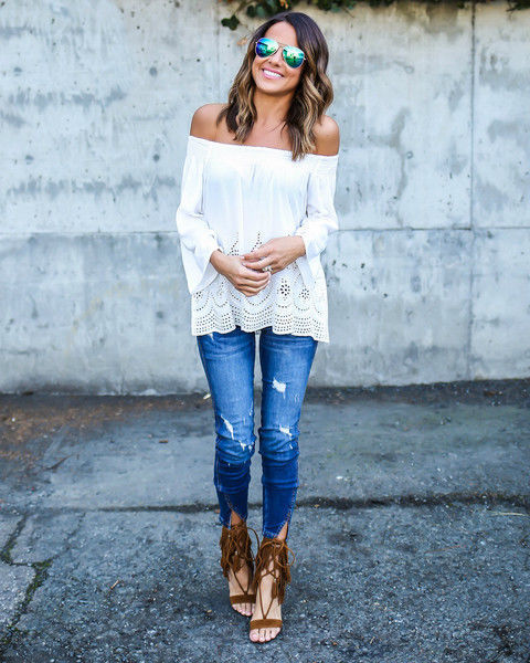 Blouse femme à épaules dénudées avec manches volumineuses et motif de crochet délicat Chic & Stil