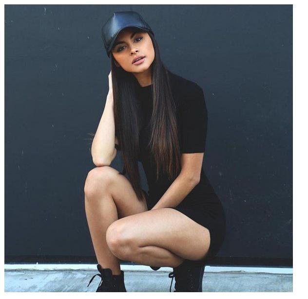 Robe mini pour femmes avec une coupe cintrée et un col roulé élégant Chic & Stil