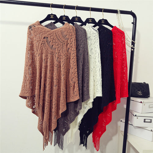 Crochet poncho for women with fringed edges and a fine openwork pattern Lune London