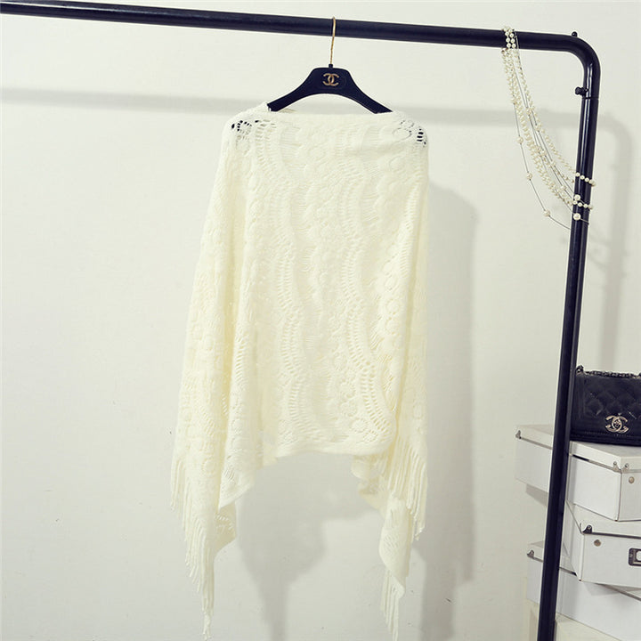 Crochet poncho for women with fringed edges and a fine openwork pattern Lune London