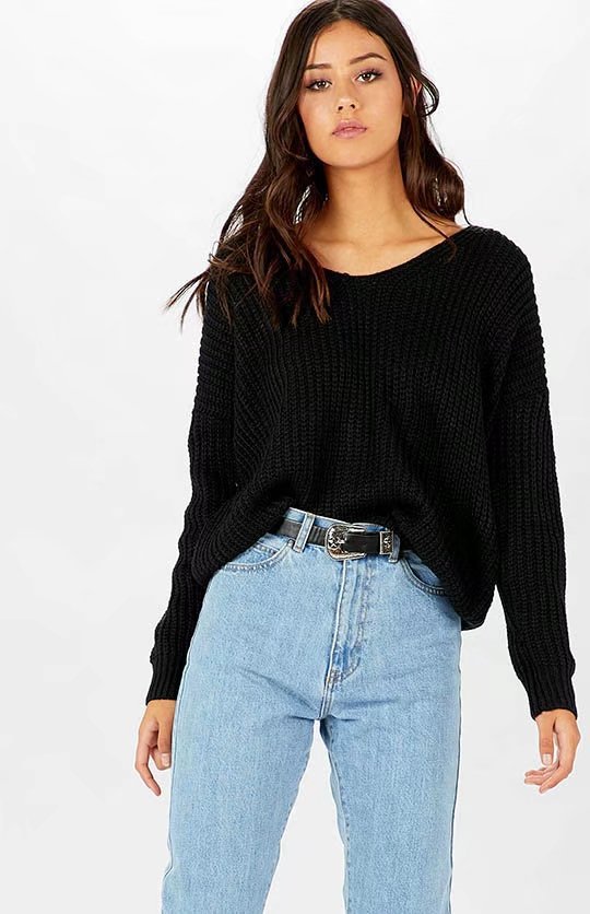 Thick knitted sweater for women with a relaxed fit and a deep round neck Lune Londonl
