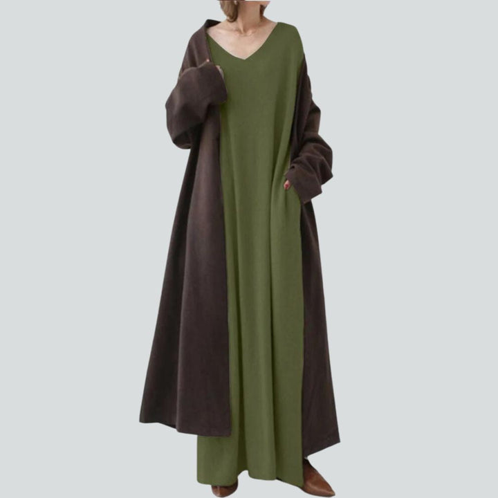 Lune London | Maxi sweater dress with V-neckline and long sleeves in a relaxed fit