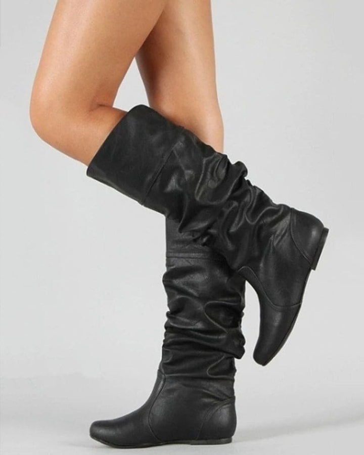 Chic und Stil | Flat Boots with Folds Up To The Knee