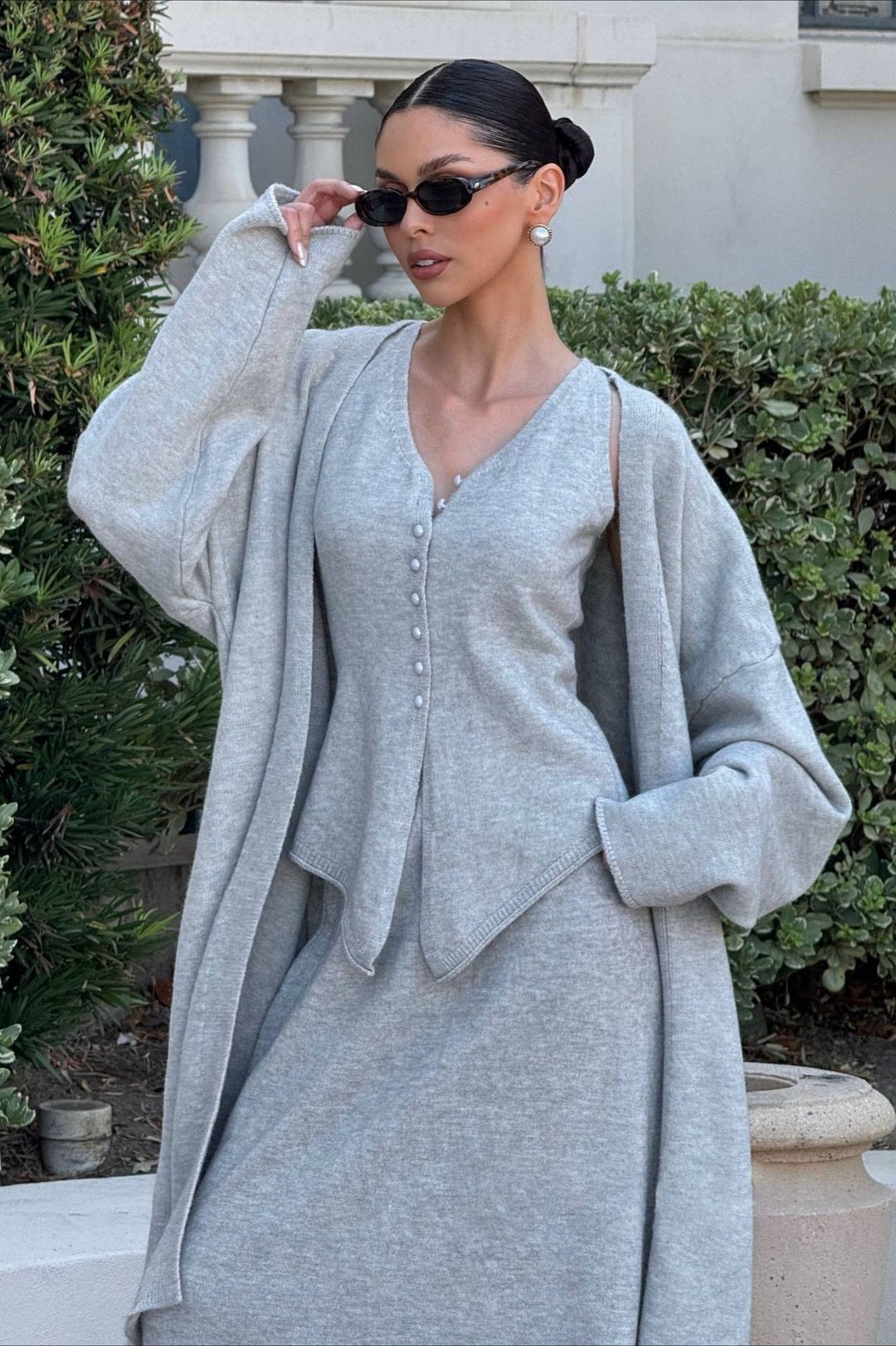 Chic und Stil | Gray Knit Vest & Maxi Skirt Three-Piece Set