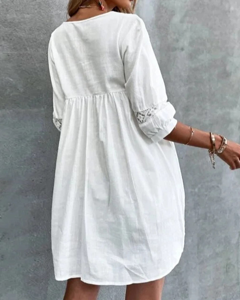 Chic und Stil | Dress Made of Solid Color Lace with V-Neck and Three-Quarter Sleeves