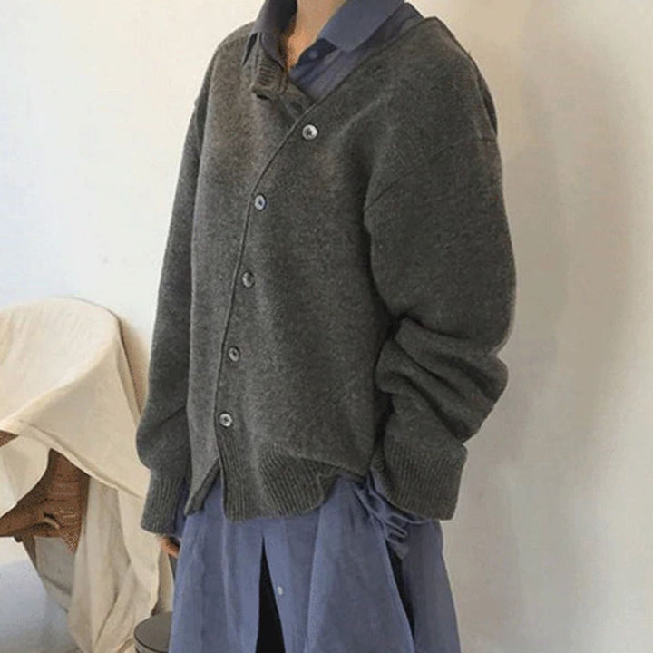 Frau trägt einen stylischen Pullover in Grün und hat eine Hand in der Tasche