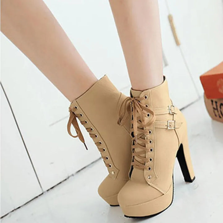 Chic und Stil | Lace-up boots with buckle