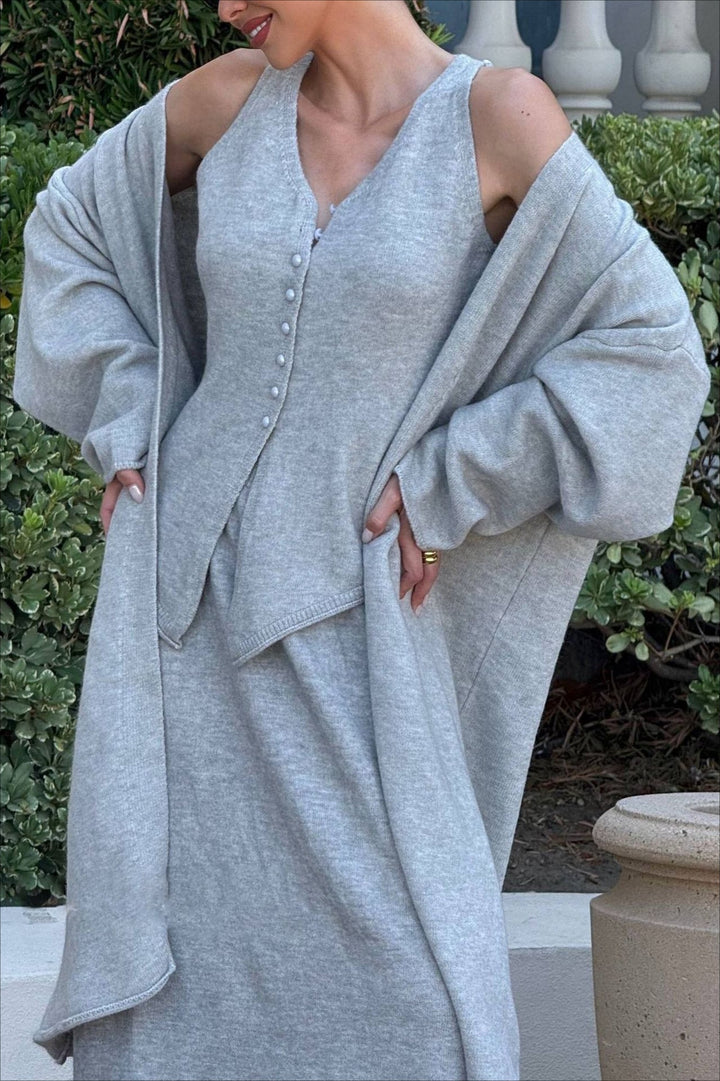 Chic und Stil | Gray Knit Vest & Maxi Skirt Three-Piece Set