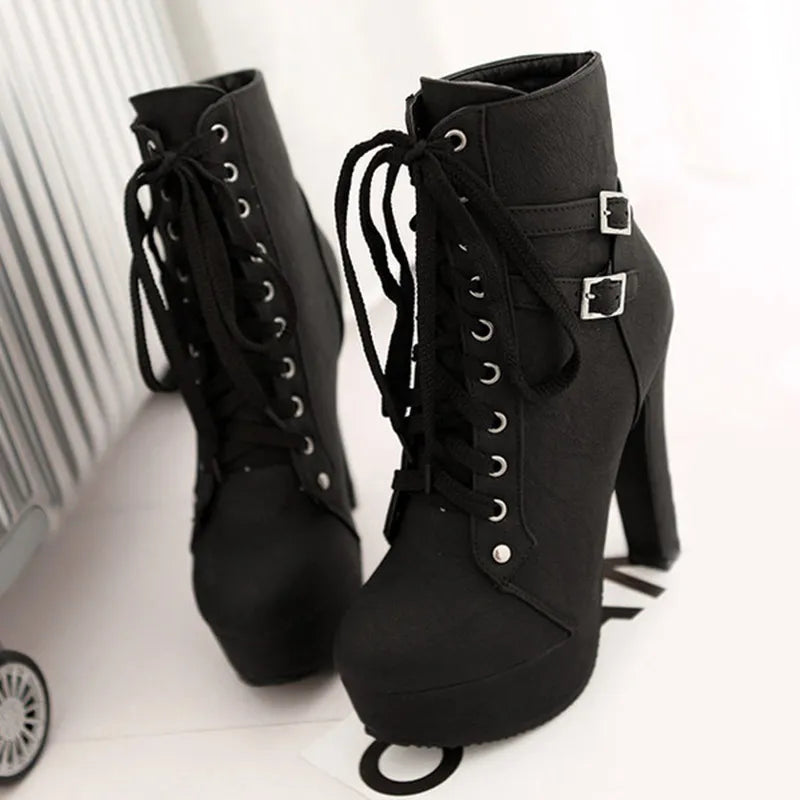 Chic und Stil | Lace-up boots with buckle