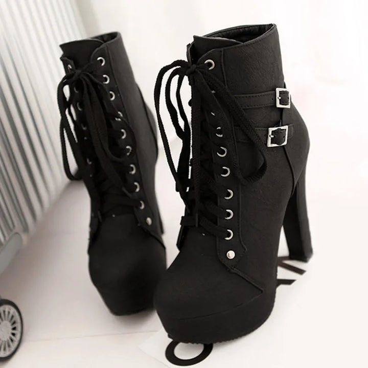 Chic und Stil | Lace-up boots with buckle
