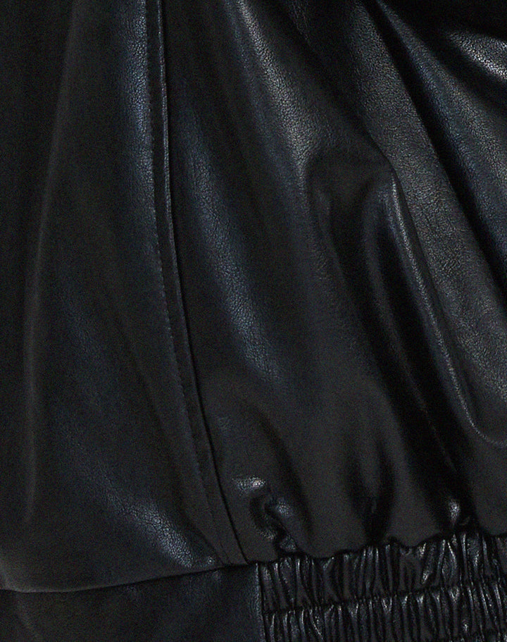 Lune London | Oversized faux leather jacket - Trendy street style look for leisure and everyday wear