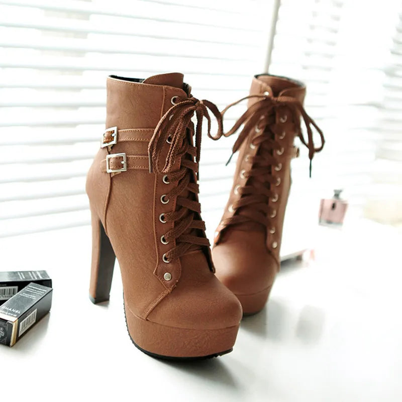 Chic und Stil | Lace-up boots with buckle