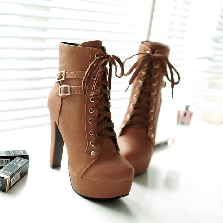 Chic und Stil | Lace-up boots with buckle