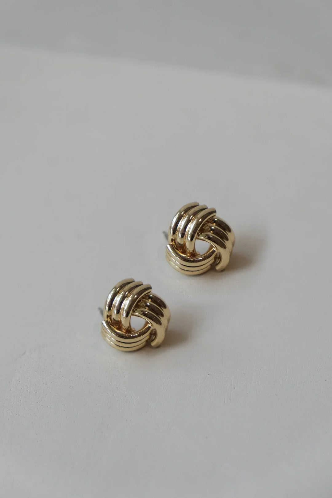 Chic Und Stil | Knotted Earrings Gold