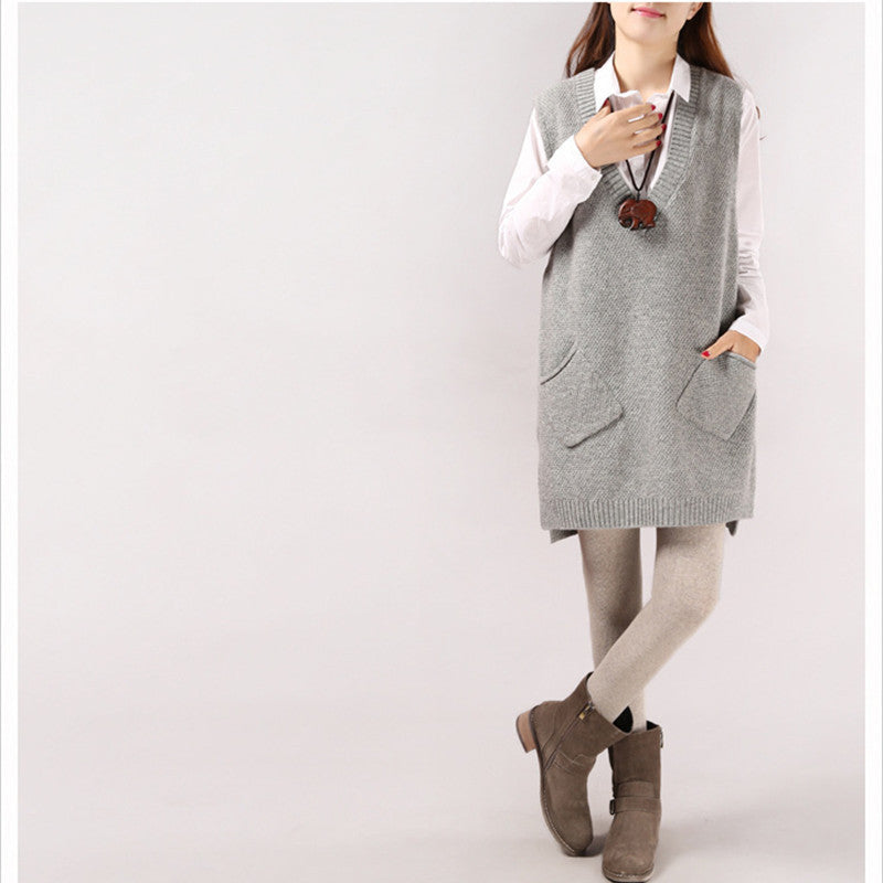 Knitted cardigan for women with V-neck and patch pockets Lune London