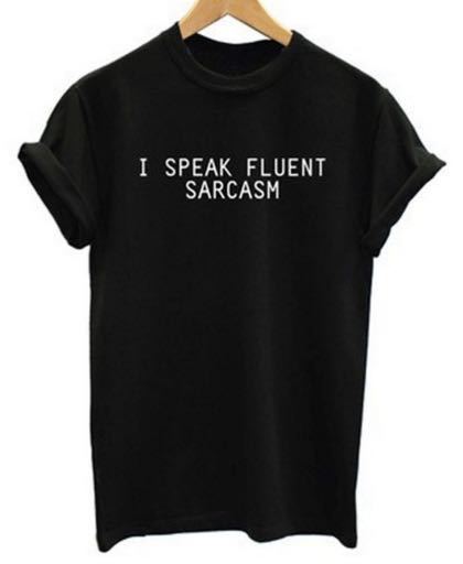 T-shirt pour femmes avec un slogan amusant et une coupe confortable Chic & Stil