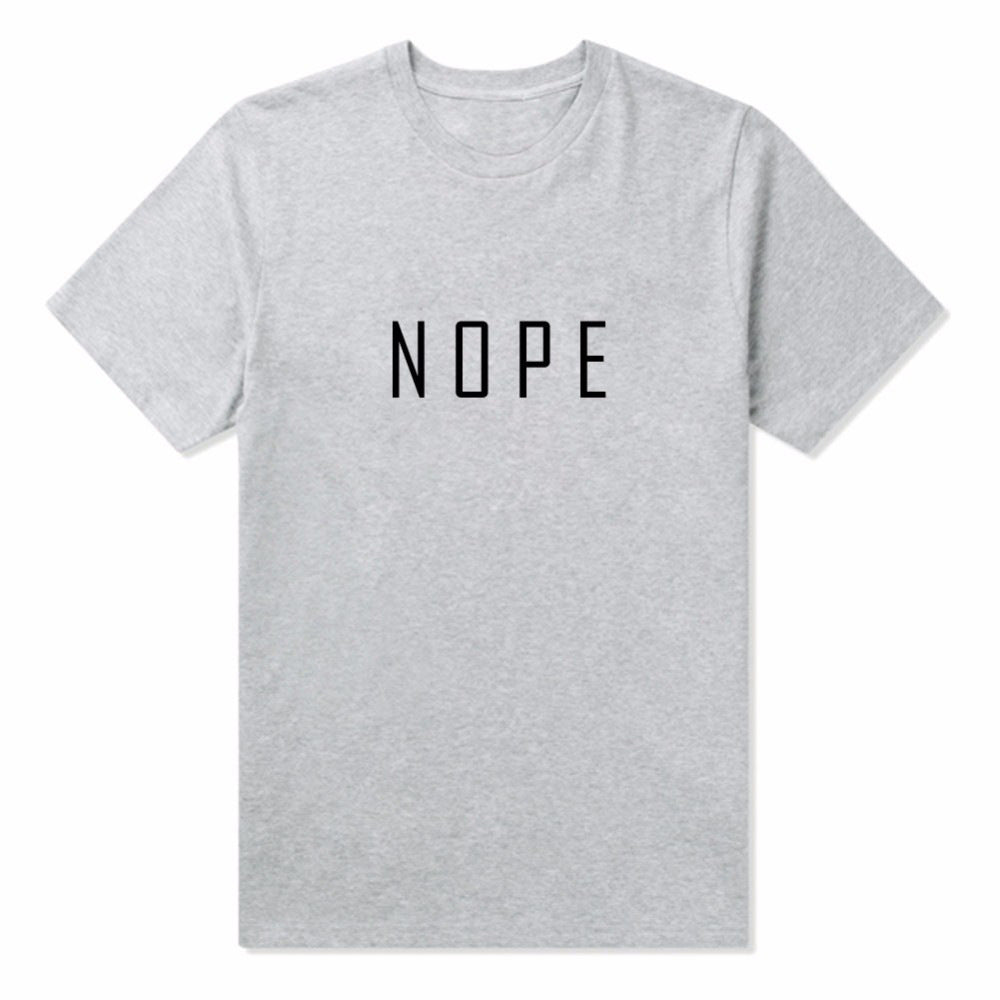T-shirt pour femmes avec un lettrage moderne accrocheur Chic & Stil
