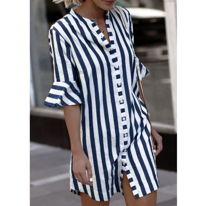 Robe chemise rayée pour femmes avec des détails de volants à la mode et fermeture par boutons Chic & Stil
