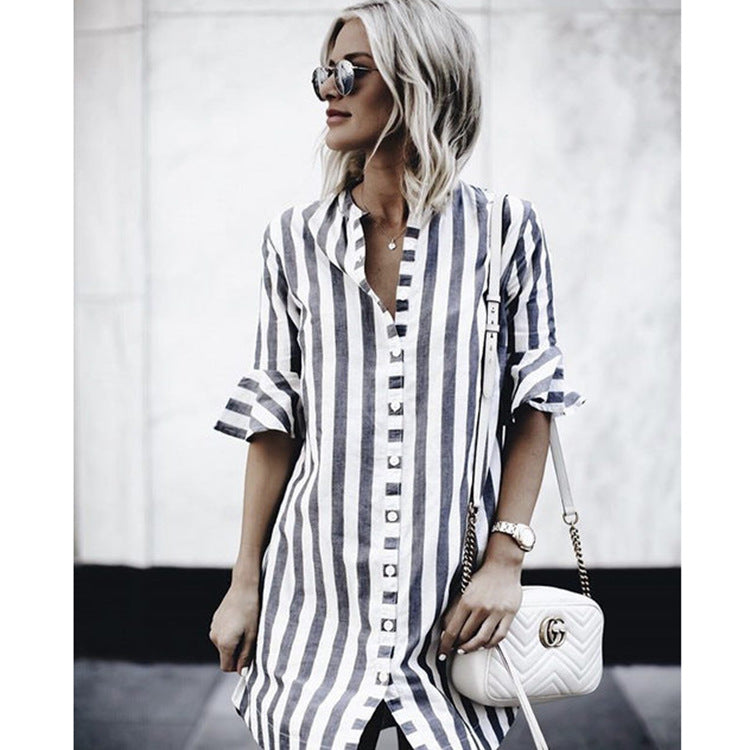 Robe chemise rayée pour femmes avec des détails de volants à la mode et fermeture par boutons Chic & Stil