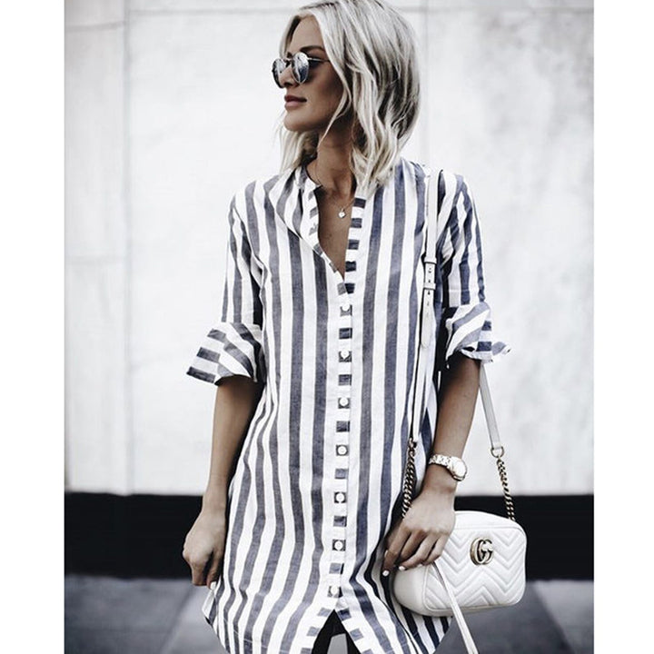 Robe chemise rayée pour femmes avec des détails de volants à la mode et fermeture par boutons Chic & Stil