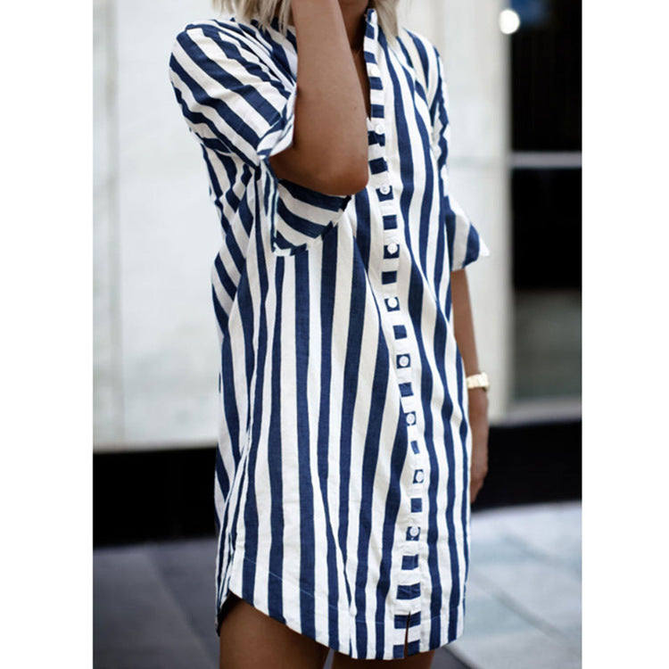 Robe chemise rayée pour femmes avec des détails de volants à la mode et fermeture par boutons Chic & Stil