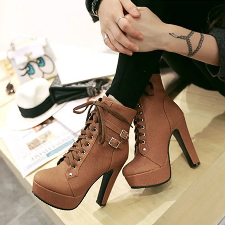 Chic und Stil | Lace-up boots with buckle