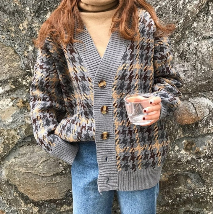 Women’s knit jacket with a modern houndstooth pattern and a chic button design