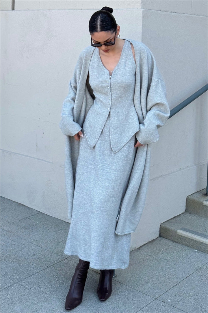Chic und Stil | Gray Knit Vest & Maxi Skirt Three-Piece Set