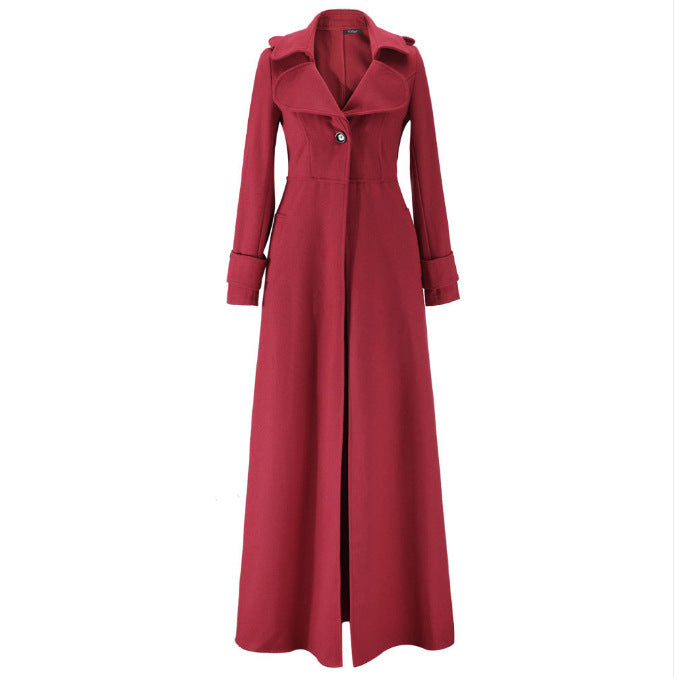 Ladies Elegant Maxi Dress with fitted cut and practical pockets Lune London