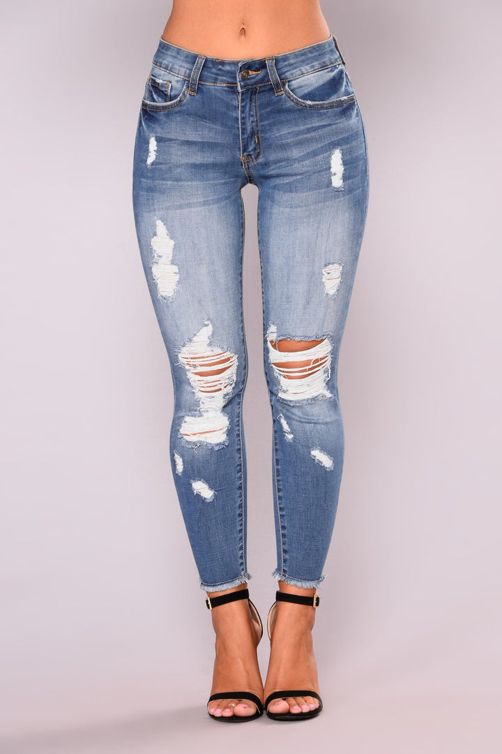 Jeans skinny pour femmes en look usé avec des déchirures marquées Lune London