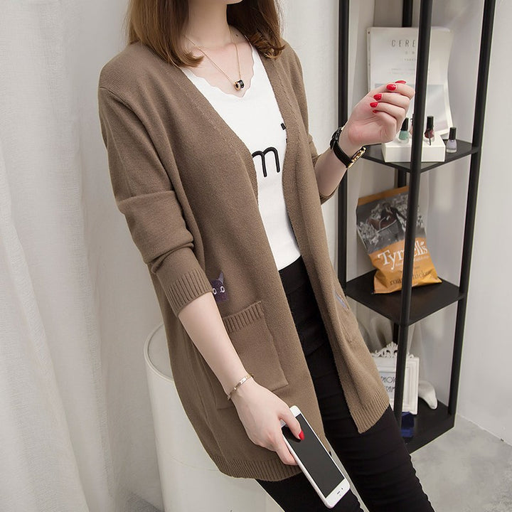 Cardigan pour femmes avec un motif de chat ludique et poches profondes Chic & Stil