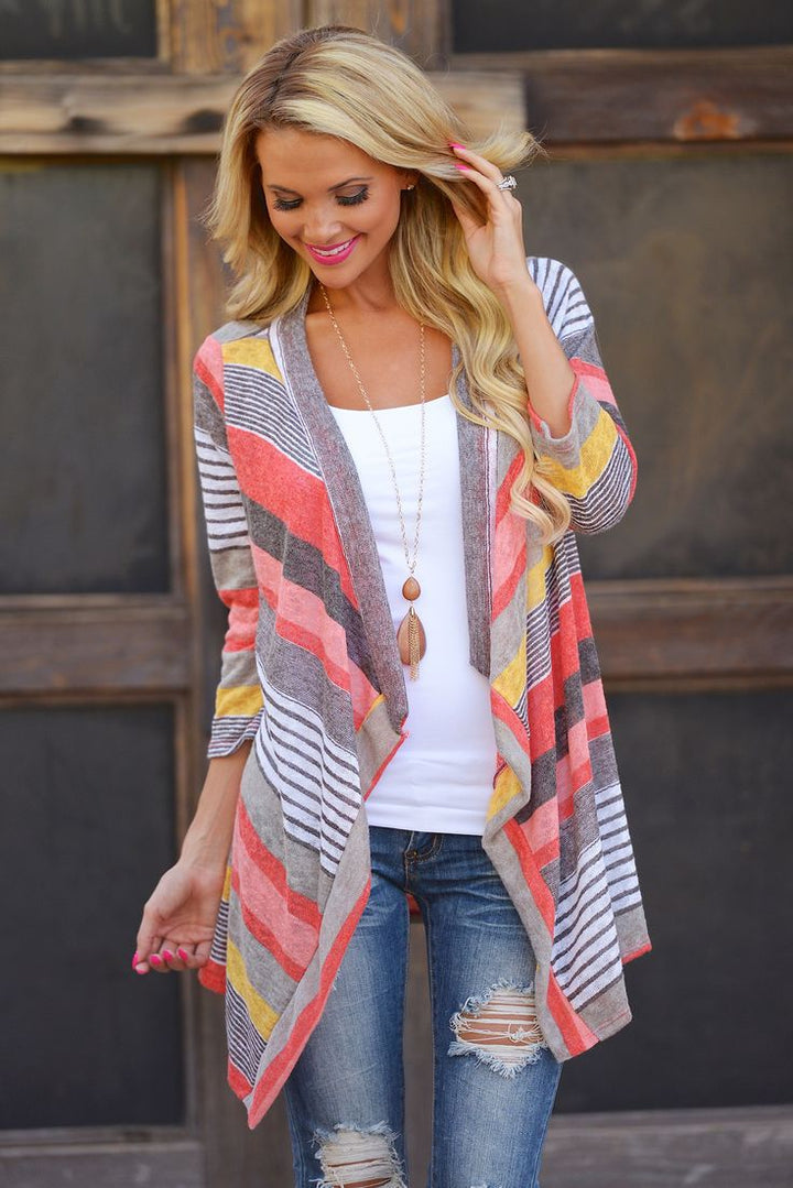 Cardigan pour femmes avec coupe asymétrique et motif de rayures colorées Chic & Stil
