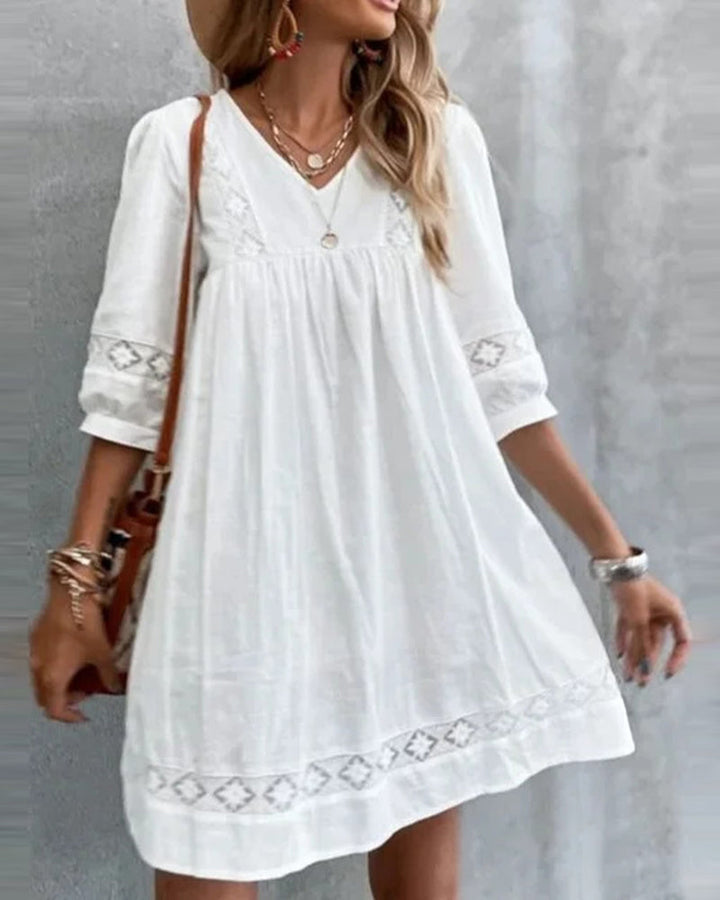 Chic und Stil | Dress Made of Solid Color Lace with V-Neck and Three-Quarter Sleeves