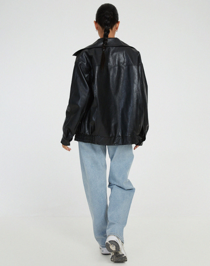 Lune London | Oversized faux leather jacket - Trendy street style look for leisure and everyday wear