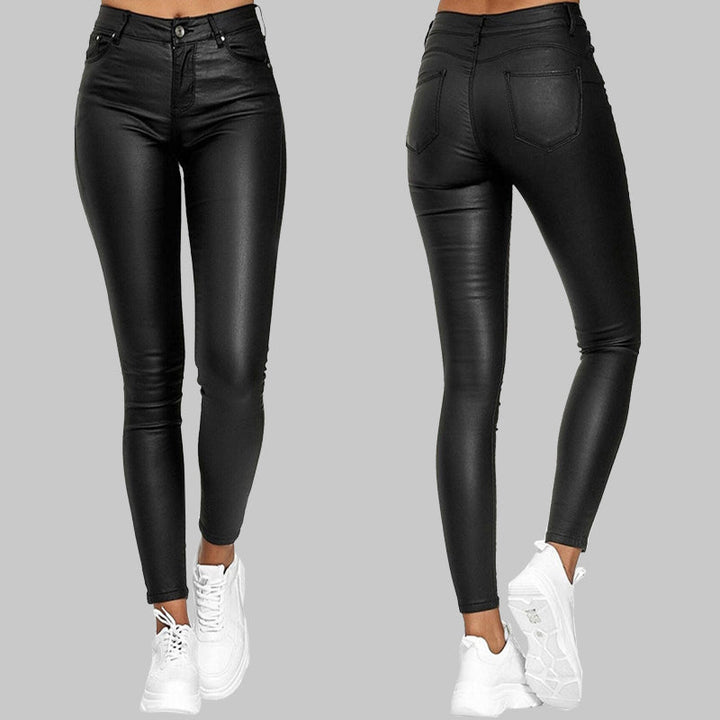 Vorder- und Rückseite einer Frau in schwarzen Röhrenjeans aus Leder