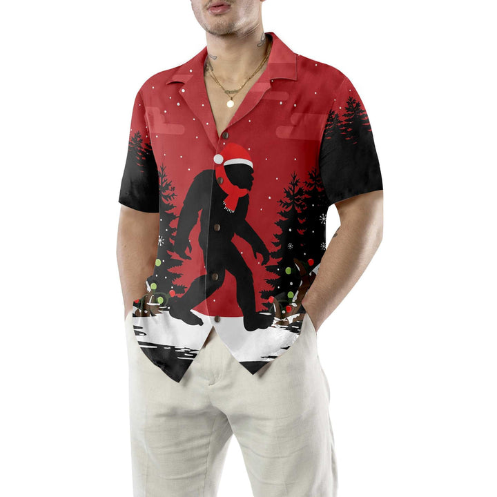 Lune London | Chemise hawaïenne Bigfoot de Noël dans les bois, T-shirt Bigfoot de Noël amusant pour hommes