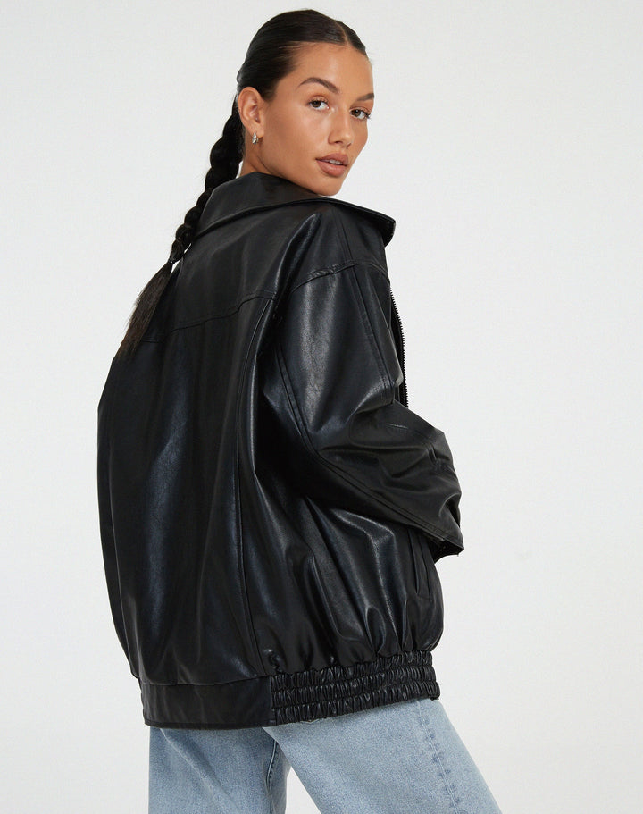 Lune London | Oversized faux leather jacket - Trendy street style look for leisure and everyday wear