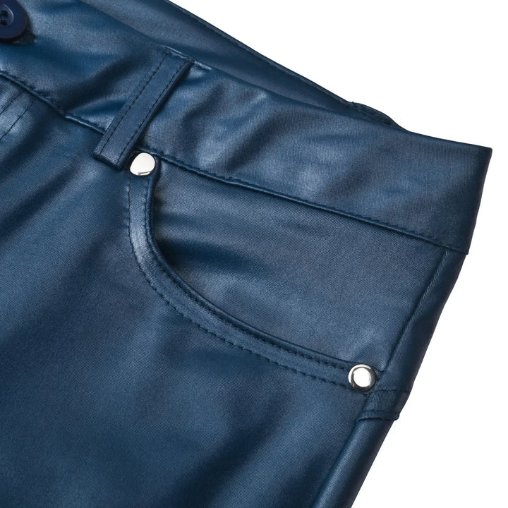 Nahaufnahme, die die Rückseite einer Röhrenjeans aus Leder zeigt