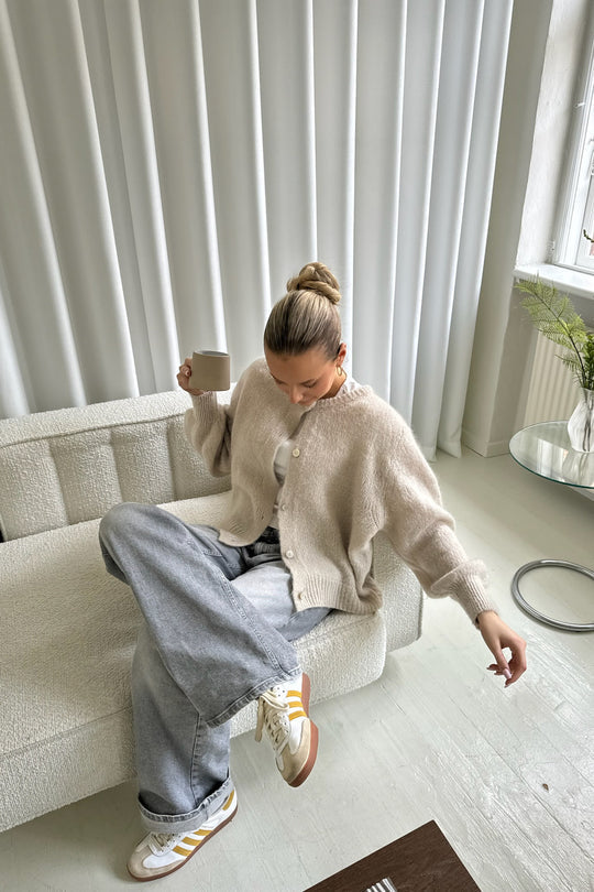 Lune London | Women's Classic Knitted Cardigan with Buttons and Long Sleeves