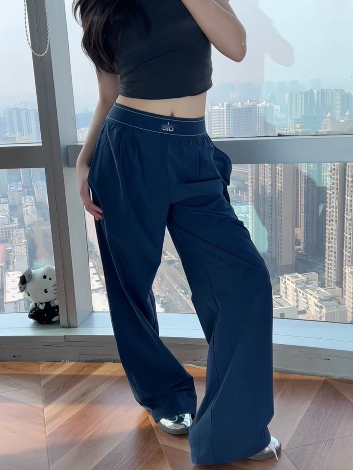 Women's wide sports trousers with elastic waistband and side pockets Chic & Stil
