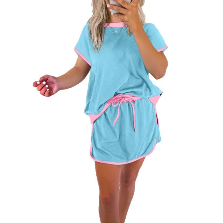 Women’s sporty lounge set with relaxed fit and contrasting details Lune London