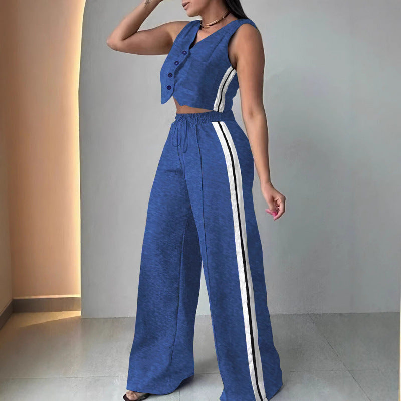 Two-piece women's sports set with a loose fit and an elastic waistband Lune London