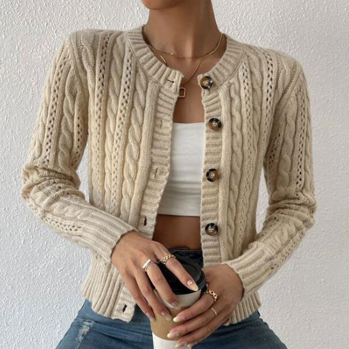 Gilet pour femmes avec un motif en câble de haute qualité et des boutons brillants Chic & Stil