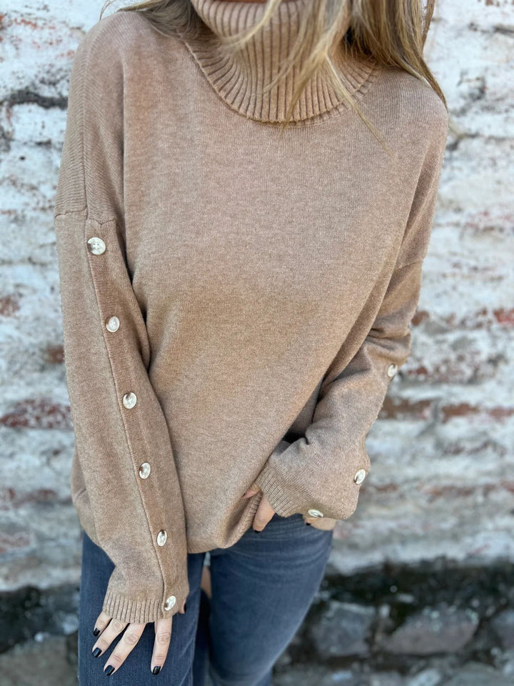 Pull femme avec col roulé et détails de boutons décoratifs Chic & Stil