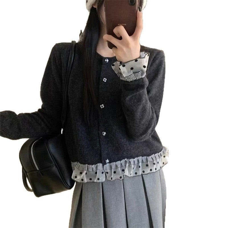 Cardigan pour femmes avec volants décoratifs et détails de boutons Chic & Stil