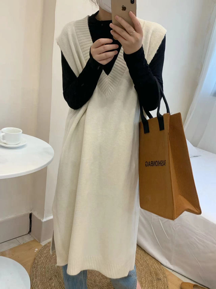 Robe tricotée pour femmes avec un élégant col en V et une fente latérale Chic & Stil