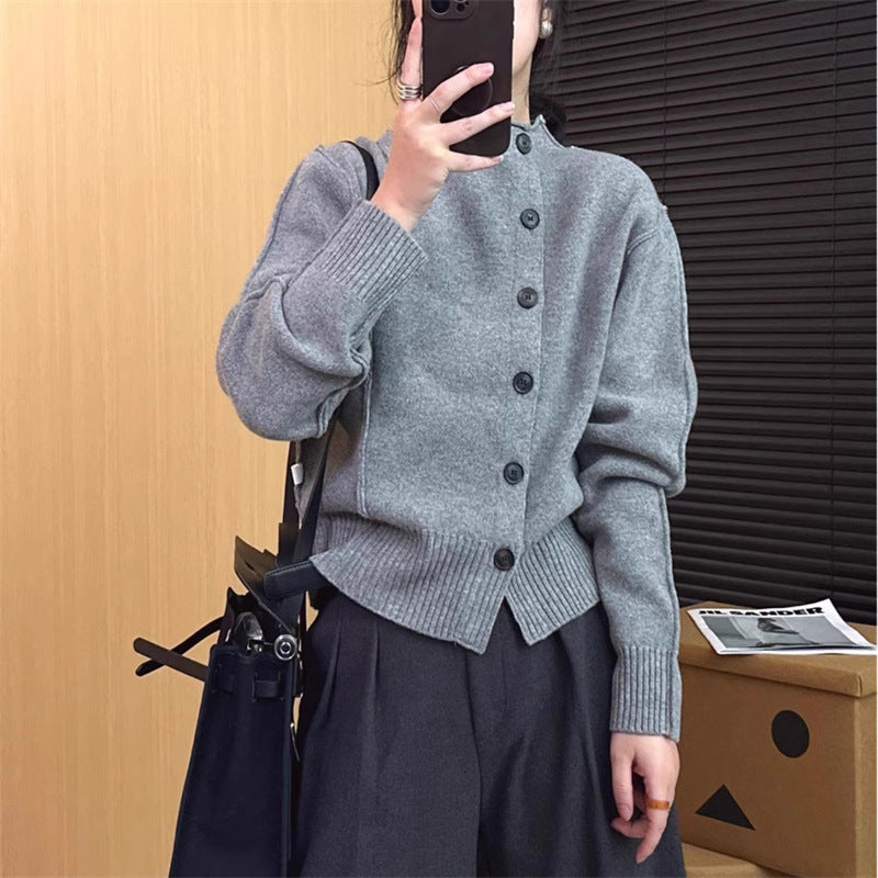 Cardigan pour femmes avec fermeture à boutons élégante et manches volumineuses Chic & Stil